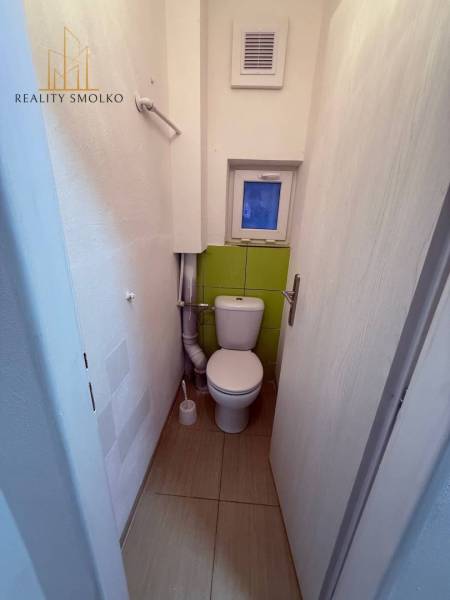 EXKLUZÍVNE: Štýlové bývanie v tichej lokalite Kanaša – po kompletnej r - Malá toaleta v rodinnom dome s keramickou podlahou a zelenými obkladmi na stene.