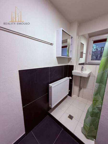 EXKLUZÍVNE: Štýlové bývanie v tichej lokalite Kanaša – po kompletnej r - Kúpeľňa v rodinnom dome s malým umývadlom a bielym radiátorom.