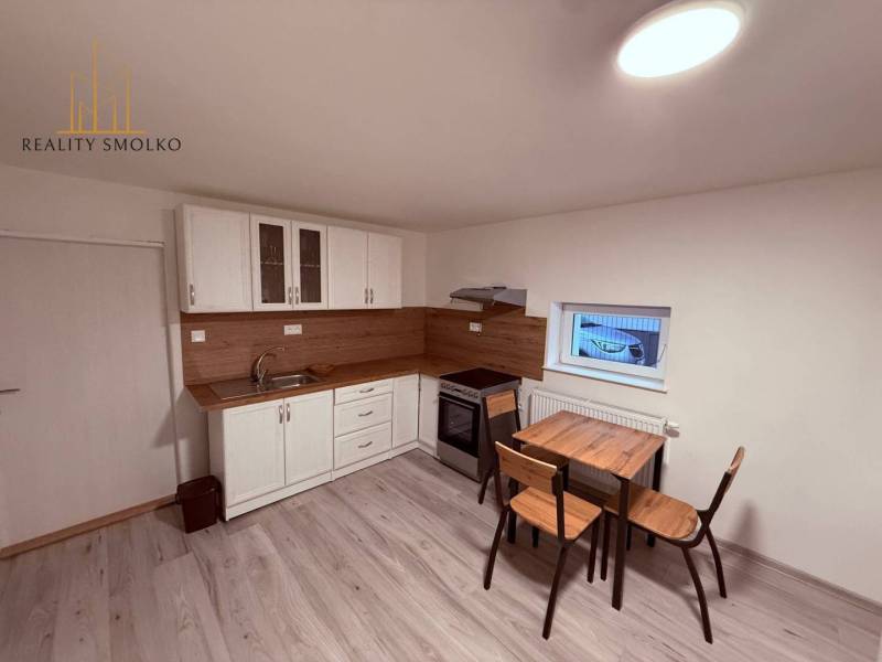 EXKLUZÍVNE: Štýlové bývanie v tichej lokalite Kanaša – po kompletnej r - Kuchyňa v rodinnom dome s podlahou s dreveným dekorom obsahuje malý jedálenský set.