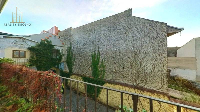 EXKLUZÍVNE: Priestranný 2-izbový byt priamo v centre Prešova – Ideálne - Dvor plný popínavej zelene na Hlavnej ulici v Prešove.