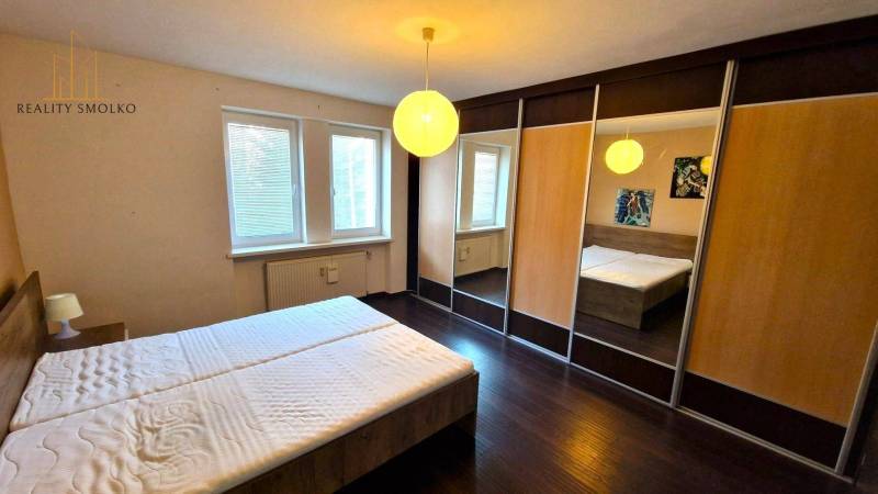 PRENÁJOM 2i, 56 m², PREŠOV- KOMENSKÉHO - Spálňa so skriňou a posteľou v 2-izbovom byte, podlaha s dreveným dekorom.