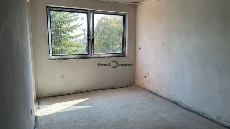 NA PREDAJ ‼️POSLEDNÉ 2 ‼️- 4 izbové radové domy v Ivánke pri Nitre - Interiér miestnosti s oknom na Gergeľova ulici, výhľad na stromy z rodinného domu.