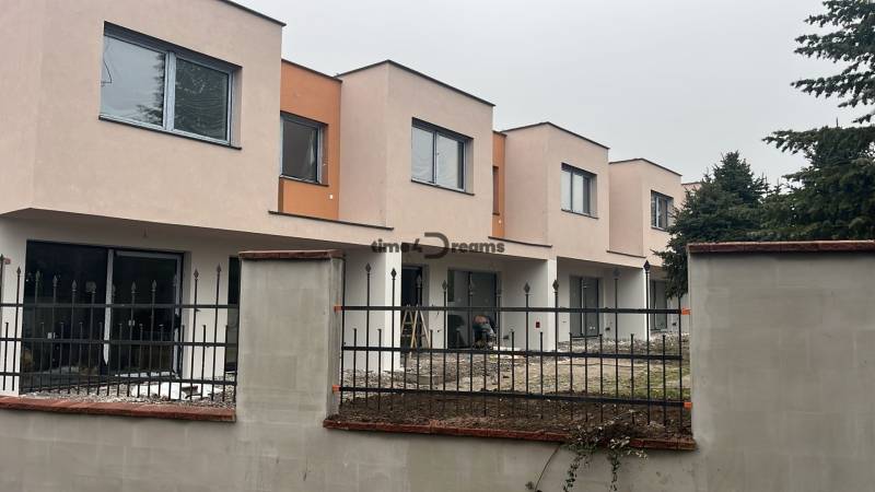 NA PREDAJ ‼️POSLEDNÉ 2 ‼️- 4 izbové radové domy v Ivánke pri Nitre - Radové rodinné domy na Gergeľovej ulici v Ivanke pri Nitre obklopené zeleňou.