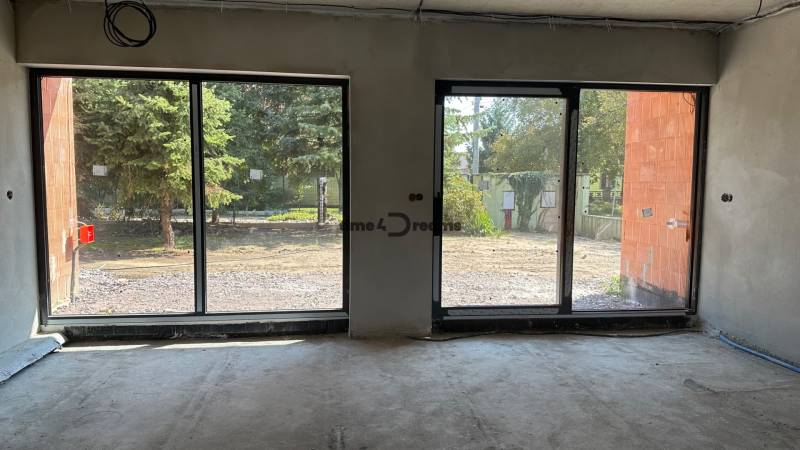 NA PREDAJ ‼️POSLEDNÉ 2 ‼️- 4 izbové radové domy v Ivánke pri Nitre - Stavba Rodinného domu so sklenenými dverami a výhľadom na ulicu Gergeľova, príroda.