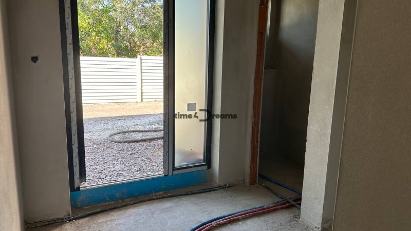 NA PREDAJ ‼️POSLEDNÉ 2 ‼️- 4 izbové radové domy v Ivánke pri Nitre - Interiér novostavby s terasovými dverami, pohľad na dvor v pozadí.