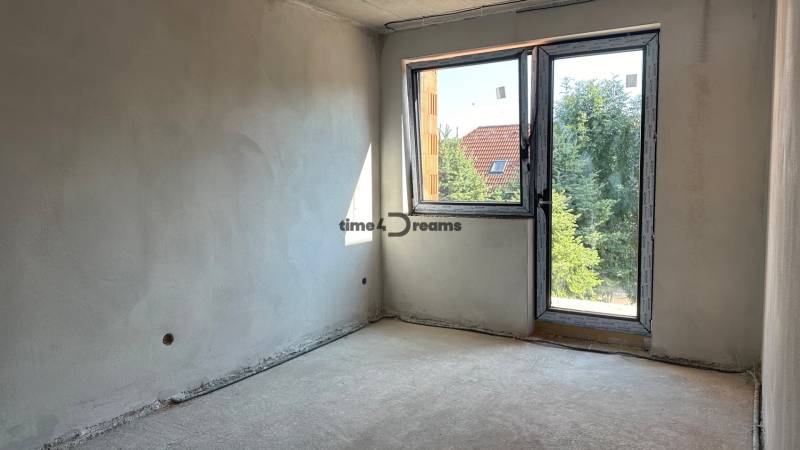 NA PREDAJ ‼️POSLEDNÉ 2 ‼️- 4 izbové radové domy v Ivánke pri Nitre - Prázdna miestnosť s oknom na ulici Gergeľova, vhodná pre rodinný dom.