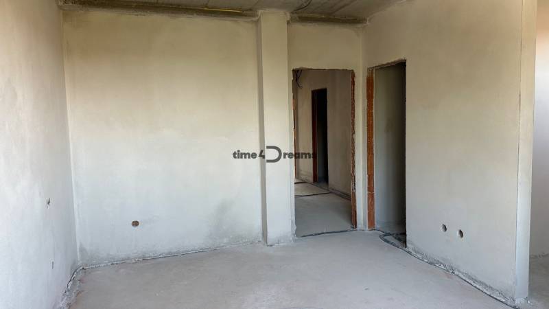 NA PREDAJ ‼️POSLEDNÉ 2 ‼️- 4 izbové radové domy v Ivánke pri Nitre - Interiér rodinného domu s priechodmi na ulici Gergeľova, neomietnuté steny a podlahy.