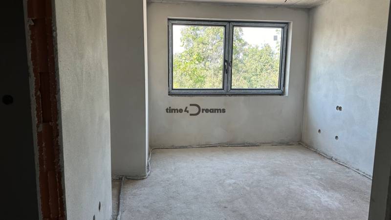 NA PREDAJ ‼️POSLEDNÉ 2 ‼️- 4 izbové radové domy v Ivánke pri Nitre - Novostavba na ulici Gergeľova, svetlá miestnosť s veľkým oknom v rodinnom dome.