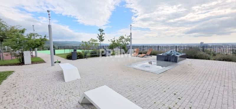 LUXUSNÝ 3i byt,PARKING,CHLADENIE,TERASA,Grand Koliba, Frankovská ulica - Vyhliadková terasa s lavičkami a fontánou ponúka pohľad na Bratislavu - Nové Mesto.