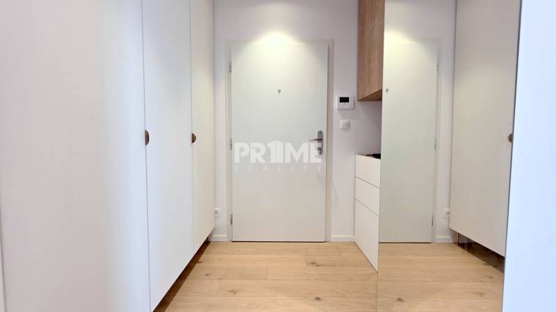 LUXUSNÝ 3i byt,PARKING,CHLADENIE,TERASA,Grand Koliba, Frankovská ulica - Vstupná chodba 3-izbového bytu s drevenou podlahou a bielymi dverami.