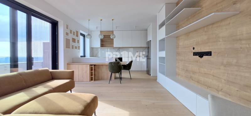 LUXUSNÝ 3i byt,PARKING,CHLADENIE,TERASA,Grand Koliba, Frankovská ulica - Svetlý obývací priestor s kuchyňou a balkónom, 3-izbový byt, s drevenými prvkami.