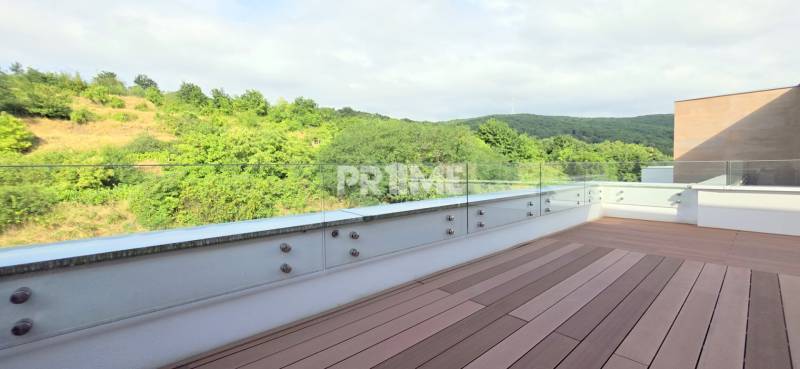 LUXUSNÝ 3i byt,PARKING,CHLADENIE,TERASA,Grand Koliba, Frankovská ulica - Terasa s výhľadom do zelene pri 3-izbovom byte, Frankovská, Bratislava - Nové Mesto.