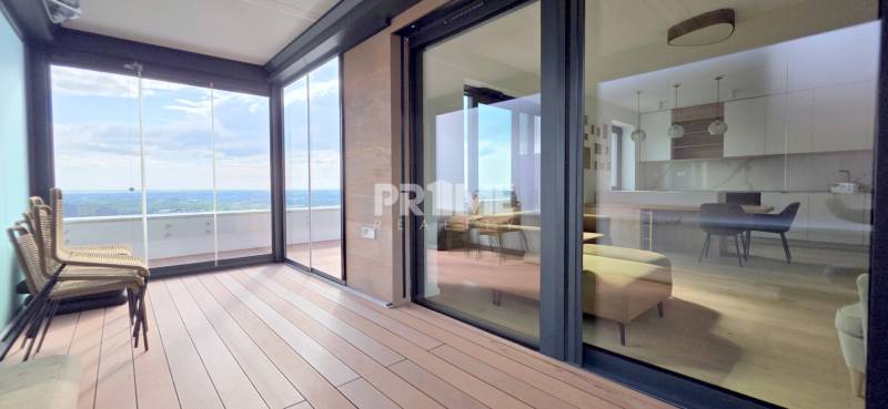 LUXUSNÝ 3i byt,PARKING,CHLADENIE,TERASA,Grand Koliba, Frankovská ulica - Zasklená terasa s výhľadom a pohľadom do kuchyne v 3-izbovom byte.