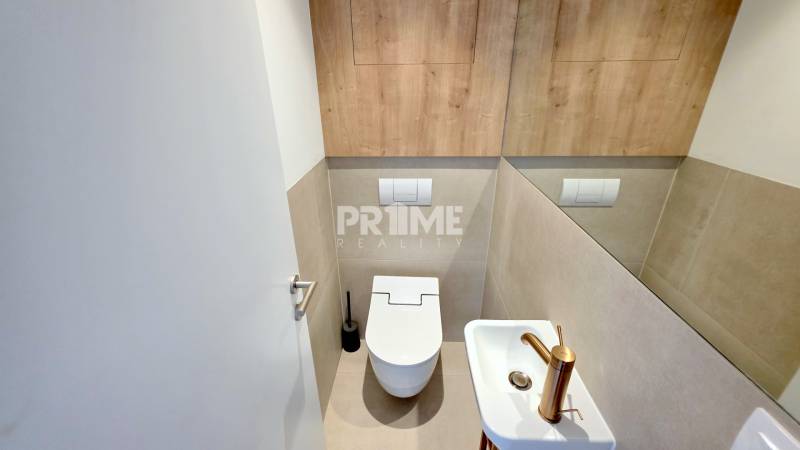 LUXUSNÝ 3i byt,PARKING,CHLADENIE,TERASA,Grand Koliba, Frankovská ulica - Toaleta s umývadlom v 3-izbovom byte, drevené obklady a zlaté vodovodné batérie.