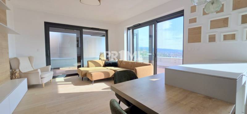 LUXUSNÝ 3i byt,PARKING,CHLADENIE,TERASA,Grand Koliba, Frankovská ulica - Obývačka s pohodlnou sedačkou v 3-izbovom byte, s výhľadom na krajinu.