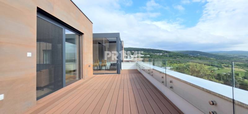 LUXUSNÝ 3i byt,PARKING,CHLADENIE,TERASA,Grand Koliba, Frankovská ulica - Terasa so skleneným zábradlím a výhľadom na prírodu z 3-izbového bytu.