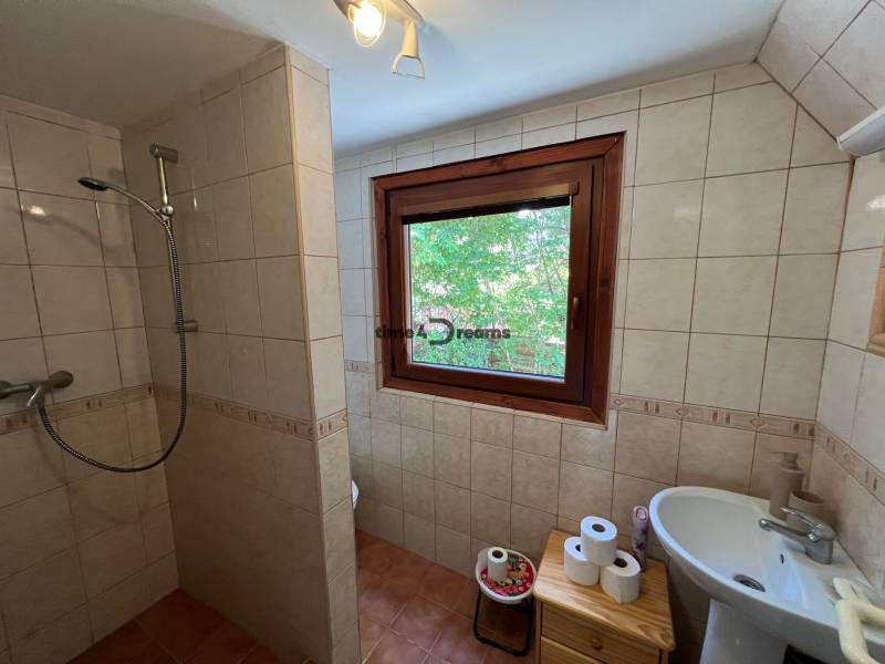 NA PREDAJ Chata na Duchonke- Prašice - Kúpeľňa v Chate s obkladom, sprchou a umývadlom.