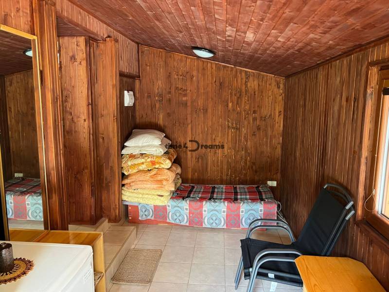 NA PREDAJ Chata na Duchonke- Prašice - Chata s dreveným obložením, jednoduchým lôžkom a relaxačným kreslom.