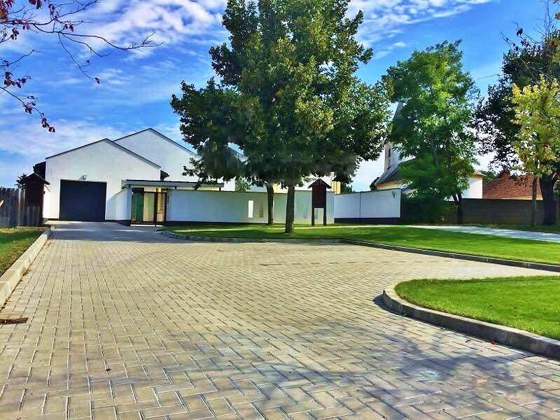 Priestranný 5-izbový rodinný dom s pohodlným dojazdom do Bratislavy  - Rodinný dom so spevnenou príjazdovou cestou, obklopený stromami v meste.