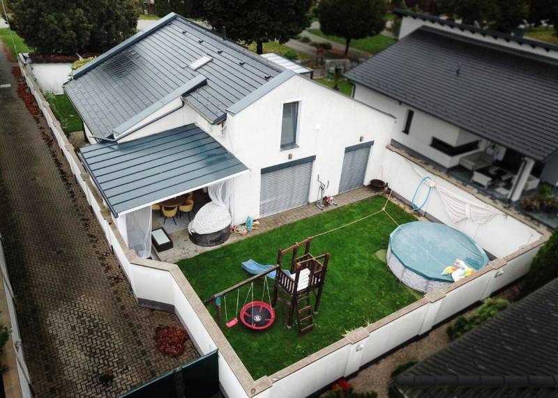 Priestranný 5-izbový rodinný dom s pohodlným dojazdom do Bratislavy  - Rodinný dom v Bratislave s oplotenou terasou, trávnikom, bazénom a detským ihriskom.