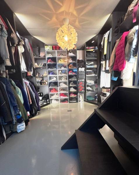 Priestranný 5-izbový rodinný dom s pohodlným dojazdom do Bratislavy  - Šatník v rodinnom dome s policami na topánky a oblečenie.