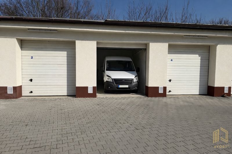 Murovaná garáž 22 m² | brána 2, 5 m | vhodná aj pre dodávku – Senica