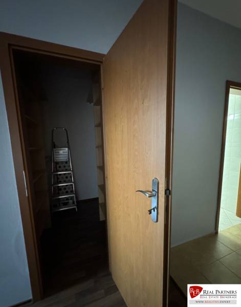 Prenájom 2-izb byt v uzavretom areáli Bratislava II - Otvárané dvere vedú do miestnosti v 2-izbovom byte s tmavým dekorom podlahy.