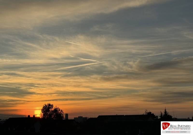 Prenájom 2-izb byt v uzavretom areáli Bratislava II - Západ slnka nad strechami a stromami v Bratislave na Majerskej, 2-izbový byt.