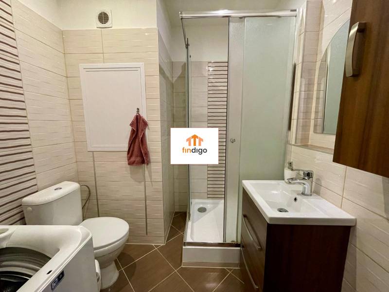 PRENÁJOM - 1-izbový priestranný byt byt - Klokočina, Škultétyho - Kúpeľňa v 1-izbovom byte s práčkou, sprchovým kútom a bielymi kachličkami.