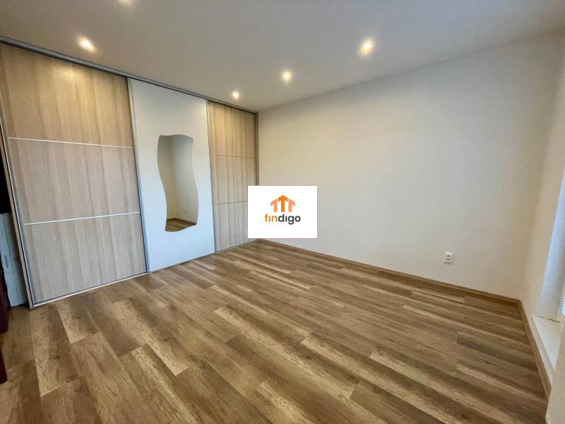 PRENÁJOM - 1-izbový priestranný byt byt - Klokočina, Škultétyho - Izba v 1-izbovom byte s podlahou s dreveným dekorom a vstavanou skriňou.