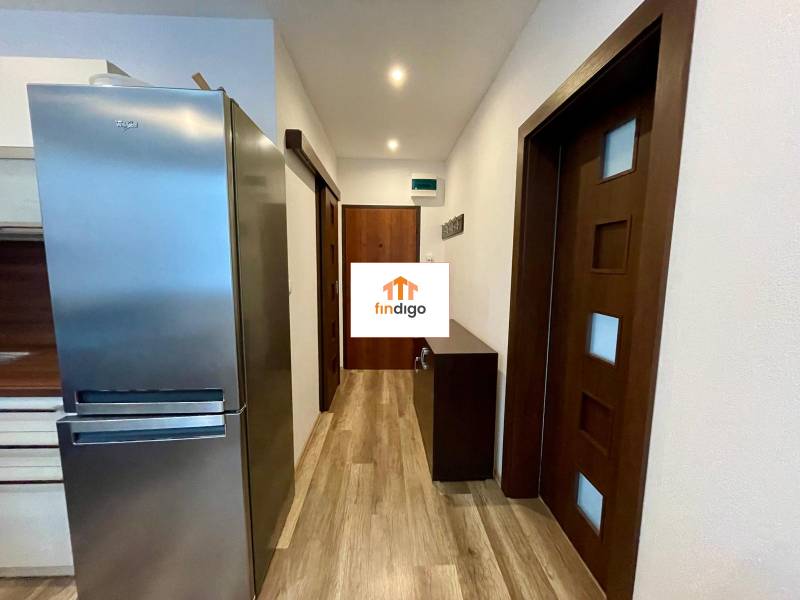 PRENÁJOM - 1-izbový priestranný byt byt - Klokočina, Škultétyho - Chodba v 1-izbovom byte s chladničkou a podlahou s dreveným dekorom.