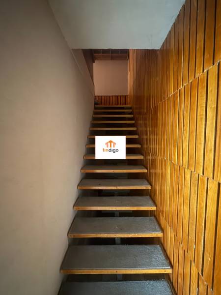 PREDAJ - Rodinný dom s investičným potenciálom - Nové Zámky - Schodisko s dreveným obkladom v rodinnom dome, vedúce na vyššie poschodie.