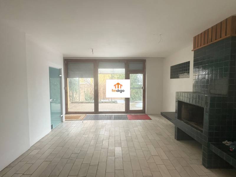 PREDAJ - Rodinný dom s investičným potenciálom - Nové Zámky - Obývacia izba v rodinnom dome s podlahou s dreveným dekorom a krbom.