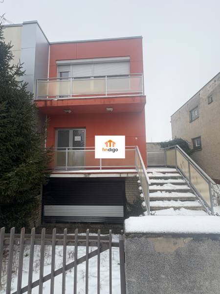 PREDAJ - Rodinný dom s investičným potenciálom - Nové Zámky - Rodinný dom na ulici T. Vansovej v Nových Zámkoch so schodiskom a terasou.