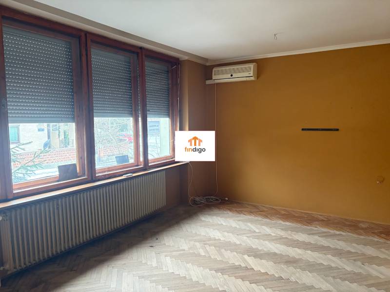 PREDAJ - Rodinný dom s investičným potenciálom - Nové Zámky - Interiér rodinného domu s podlahou s dreveným dekorom, veľkými oknami a klimatizáciou.