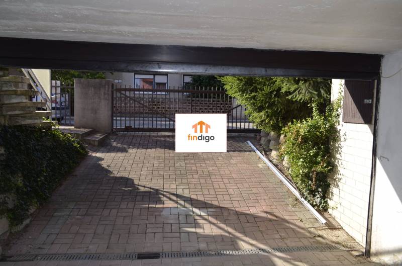 PREDAJ - Rodinný dom s investičným potenciálom - Nové Zámky - Pohľad z garáže rodinného domu na ulici T. Vansovej v Nových Zámkoch.