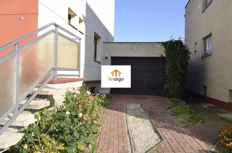 PREDAJ - Rodinný dom s investičným potenciálom - Nové Zámky - Rodinný dom na ulici T. Vansovej v Nových Zámkoch s garážou a schodiskom.