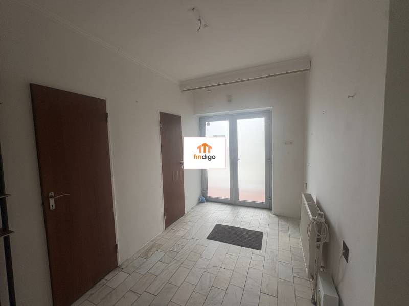 PREDAJ - Rodinný dom s investičným potenciálom - Nové Zámky - Interiér rodinného domu s bielymi stenami, keramickou podlahou a drevenými dverami.