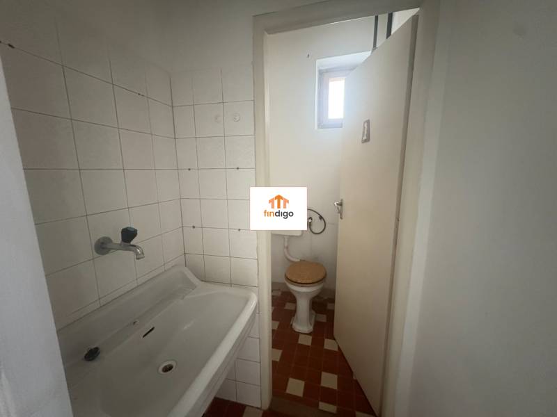 PREDAJ - Rodinný dom s investičným potenciálom - Nové Zámky - Kúpeľňa s umývadlom a toaletou v rodinnom dome.