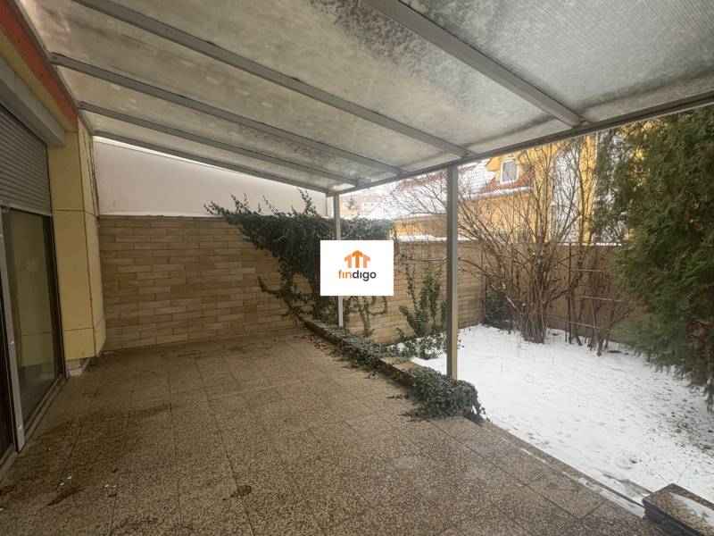 PREDAJ - Rodinný dom s investičným potenciálom - Nové Zámky - Zastrešená terasa a zasnežená záhrada pri rodinnom dome na ulici T. Vansovej v Nových Zámkoch.