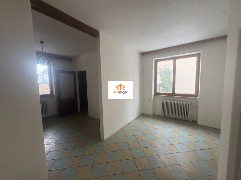 PREDAJ - Rodinný dom s investičným potenciálom - Nové Zámky - Interiér rodinného domu s keramickou podlahou, radiátorom a veľkým oknom.