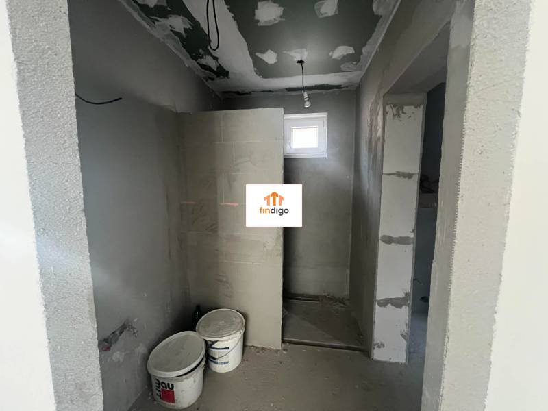 PREDAJ - 3-izbový rodinný dom po kompletnej interiérovej rekonštrukcii - Interiér rodinného domu vo výstavbe s vedrami a pripravenými stenami na dokončenie.