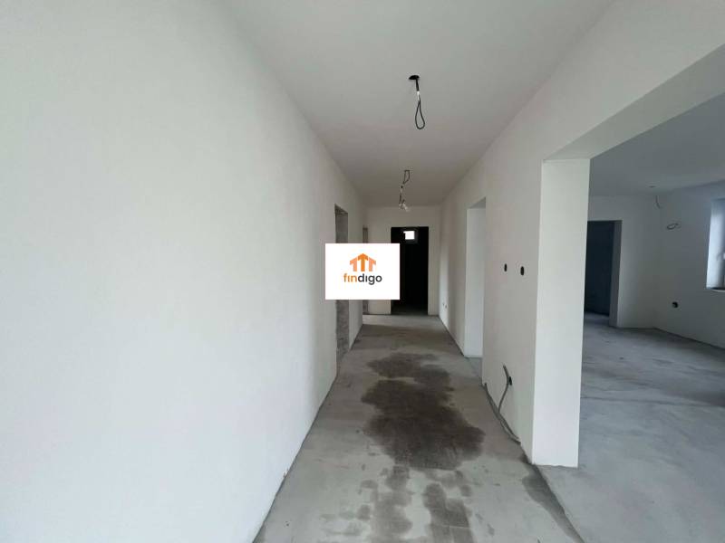 PREDAJ - 3-izbový rodinný dom po kompletnej interiérovej rekonštrukcii - Chodba v rodinnom dome s pripravenými elektroinštaláciami a svetlíkmi, biele steny.