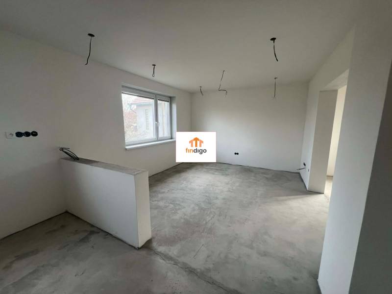 PREDAJ - 3-izbový rodinný dom po kompletnej interiérovej rekonštrukcii - Priestranná miestnosť v rodinnom dome s veľkým oknom a betónovou podlahou.