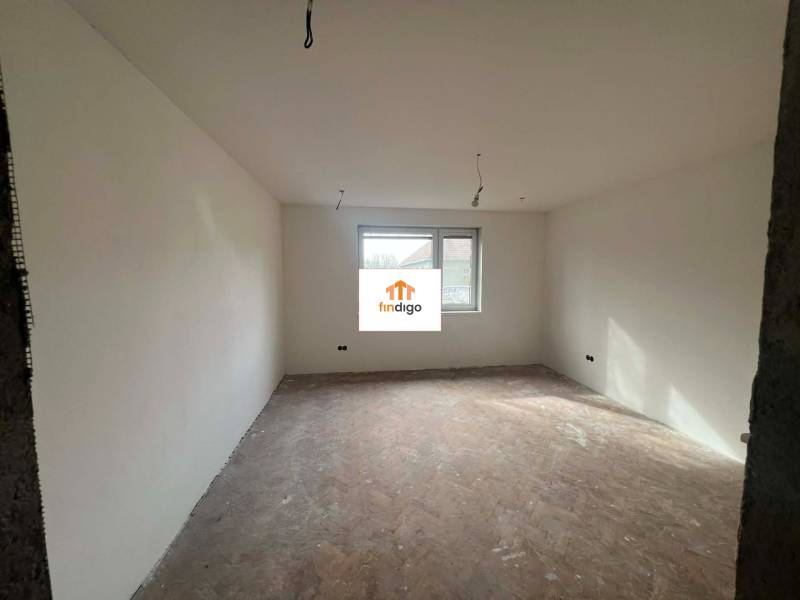 PREDAJ - 3-izbový rodinný dom po kompletnej interiérovej rekonštrukcii - Prázdna izba v rodinnom dome s podlahou s dreveným dekorom a oknom bez závesov.