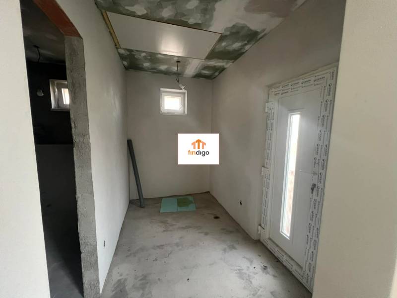 PREDAJ - 3-izbový rodinný dom po kompletnej interiérovej rekonštrukcii - Interiér rodinného domu s pripravenými dverami a oknami, predsieň s betónovou podlahou.