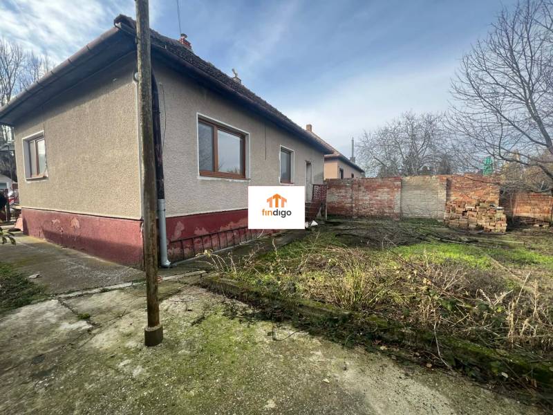 PREDAJ - 3-izbový rodinný dom po kompletnej interiérovej rekonštrukcii - Rodinný dom na ulici Na Vŕšku v Šuranoch, s neudržiavaným pozemkom a neomietnutým plotom.