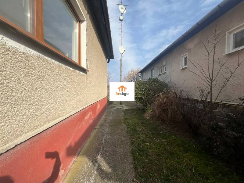 PREDAJ - 3-izbový rodinný dom po kompletnej interiérovej rekonštrukcii - Ulica Na Vŕšku v Šuranoch s pohľadom na rodinný dom a spevnenú cestičku.