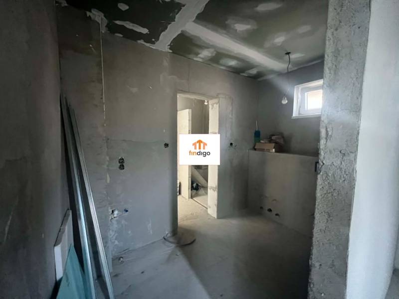PREDAJ - 3-izbový rodinný dom po kompletnej interiérovej rekonštrukcii - Interiér rodinného domu s neomietnutými stenami, pripravený na dokončovacie práce.