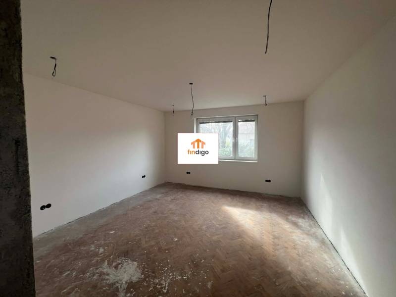 PREDAJ - 3-izbový rodinný dom po kompletnej interiérovej rekonštrukcii - Prázdna miestnosť s dvojitým oknom a podlahou s dreveným dekorom v rodinnom dome.